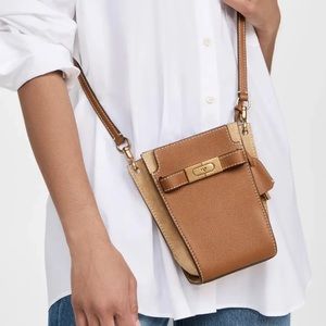 Tory Burch
Petite Lee Radziwill Double Bucket Bag . Updated with strap